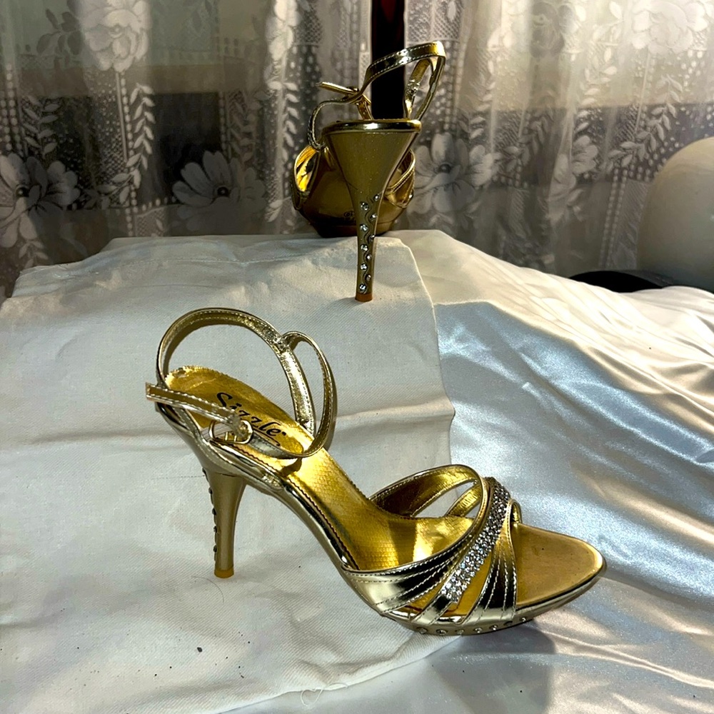 Metallic gold sparkly strapped platform sandals